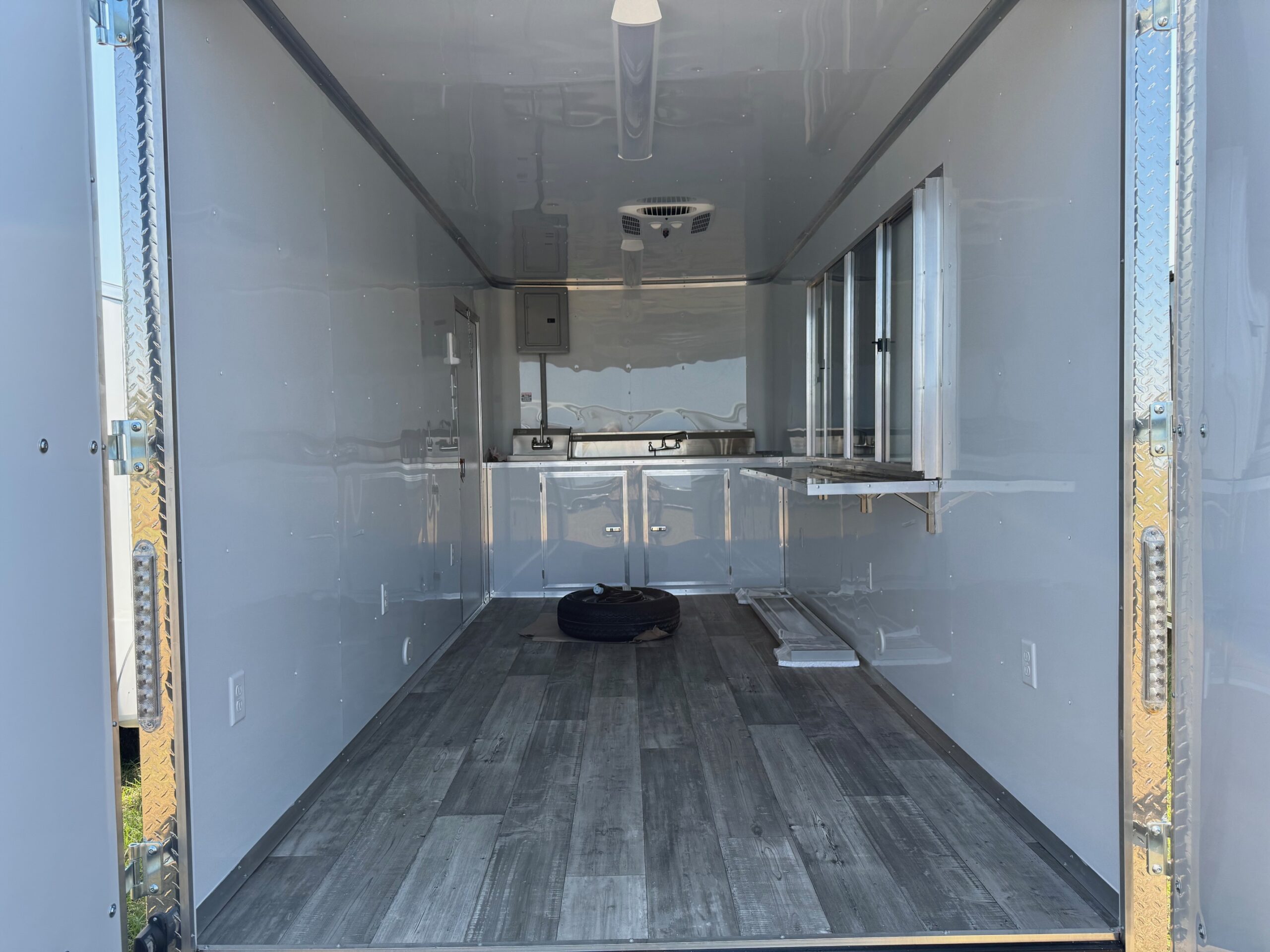 7×16 Tandem Axle – Finished interior – Electrical – Sink Package – A/C – White - Image 4