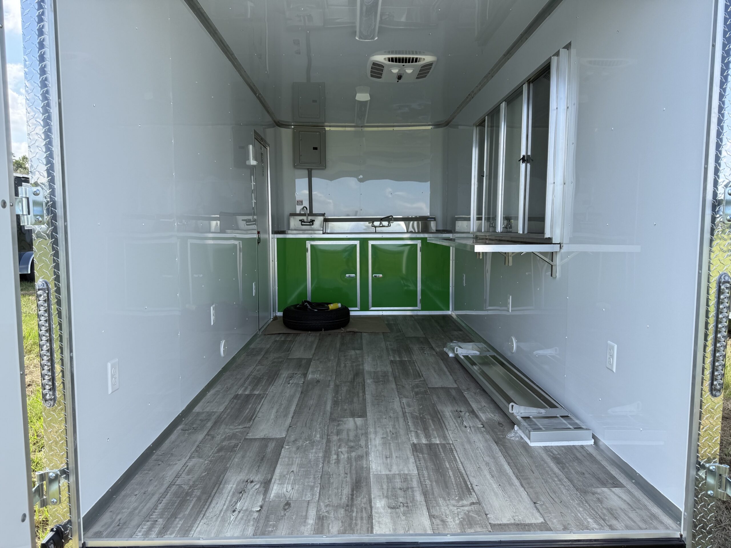7×16 Tandem Axle – Finished interior – Electrical – Sink Package – A/C - Image 4